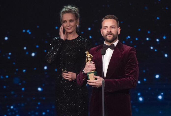 Alessandro Borghi riceve da Uma Thurman il David di Donatello come migliore attore protagonista nel film Sulla mia pelle