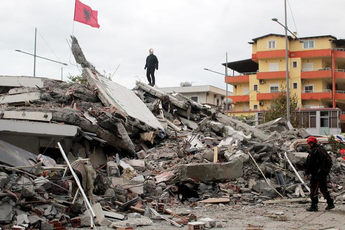 TERREMOTO IN ALBANIA, 49 VITTIME ACCERTATE. SI SCAVA ANCORA A DURAZZO