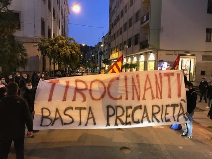 PROTESTA, I TIROCINANTI BLOCCANO UNA VIA DEL CENTRO A COSENZA