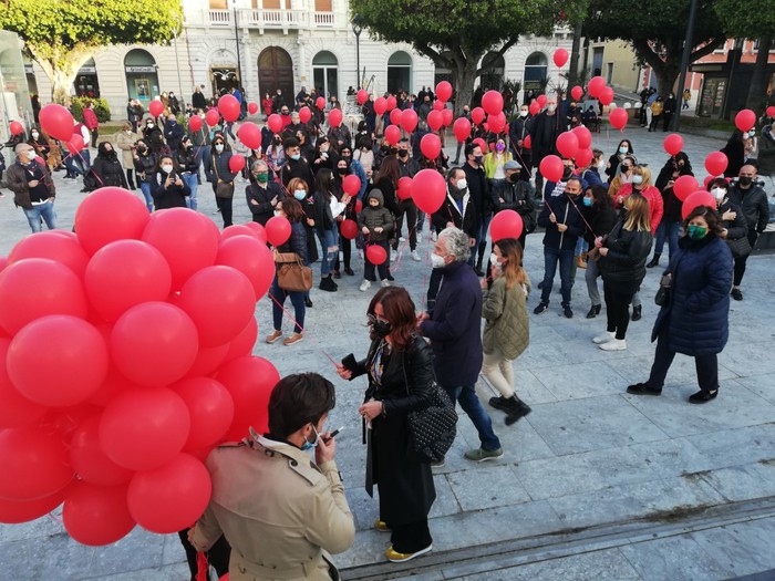 COVID, PALLONCINI ROSSI CONTRO LE CHIUSURE: PROTESTA A REGGIO