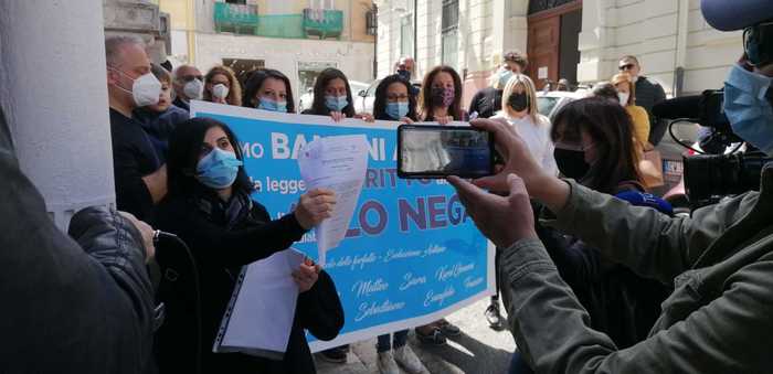 ASP DI REGGIO NON PAGA LE CURE, NUOVA PROTESTA DEI GENITORI DI BAMBINI AUTISTICI