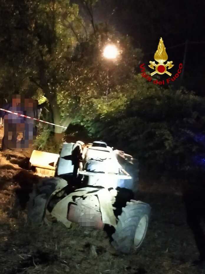 Si ribalta un trattore, muore un uomo a Borgia