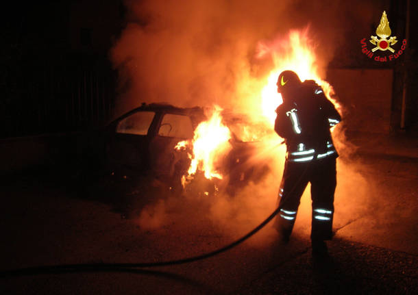 Due auto distrutte da incendi dolosi a Cassano allo Ionio