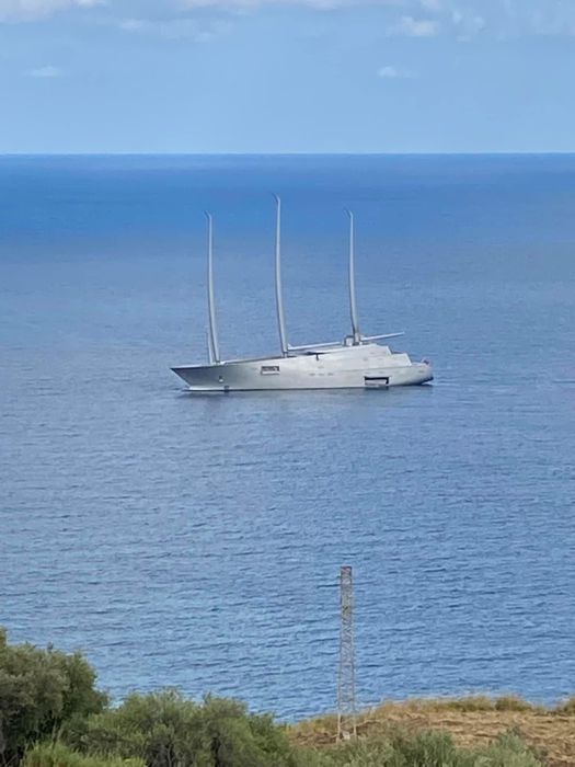LA LUSSUOSA “SALLING YACHT A” IN RADA A PIZZO