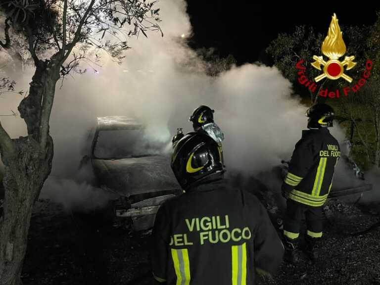 Incendio delle autovetture dei gestori della piscina comunale di Crotone, individuato il responsabile