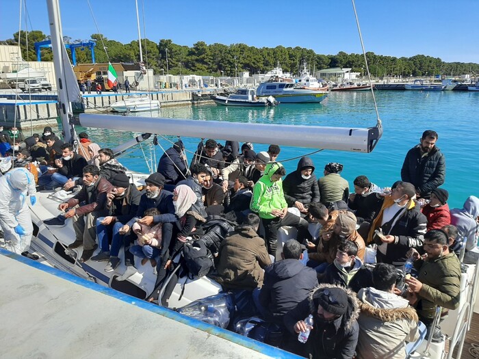 Migranti, intercettata una barca con 92 persone a bordo