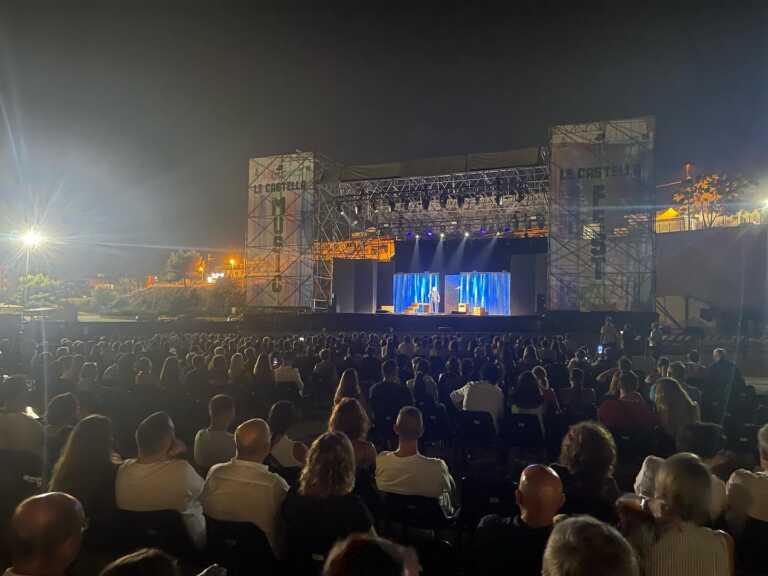 LE CASTELLA MUSIC FEST, PANARIELLO INCANTA L’ARENA DEL MARE
