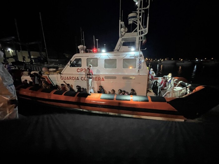 Altro sbarco di migranti a Roccella, la tensostruttura del porto ora ne ospita quasi 200