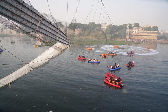 India: crollo ponte pedonale, bilancio sale ad almeno 120 morti