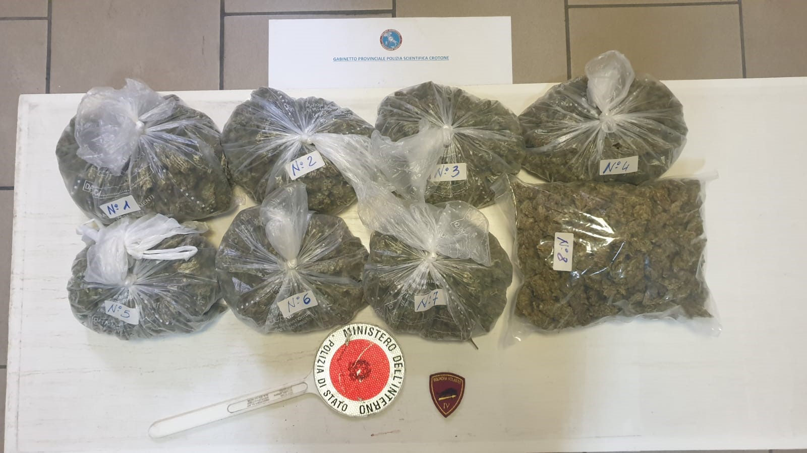 Crotone, perquisizioni nel centro storico, sequestro di oltre 2 kg di marjuana