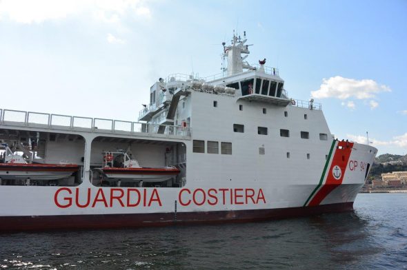 Oltre 650 migranti sbarcheranno domattina nel porto di Crotone dal pattugliatore della Guardia Costiera Diciotti