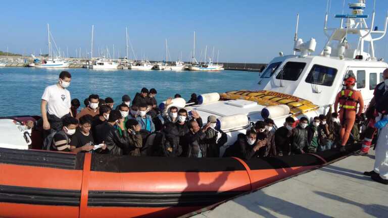 Nuovo sbarco di migranti nel Porto di Roccella Ionica (VIDEO)