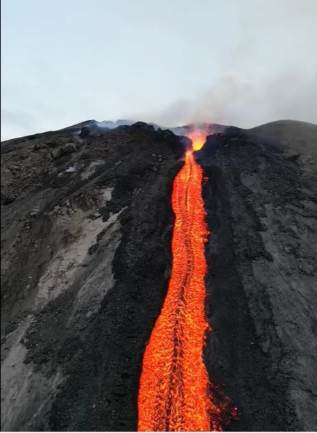 Eruzione Stromboli, ancora colata lavica dal cratere fino al mare, probabile il divieto delle escursioni