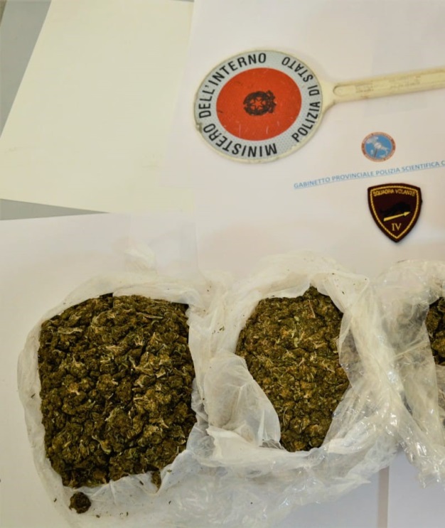 Sequestro di oltre due kg di marjuana nel centro storico di Crotone, un arresto