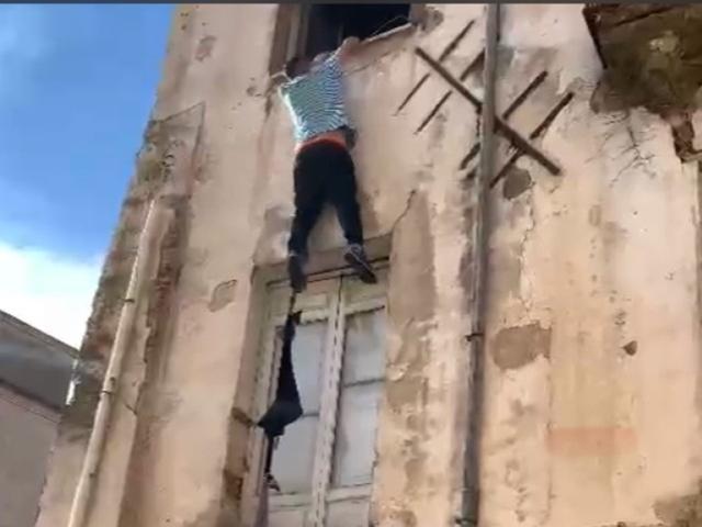 Rogo nel centro storico di Cosenza, giovane si salva lanciandosi da balcone
