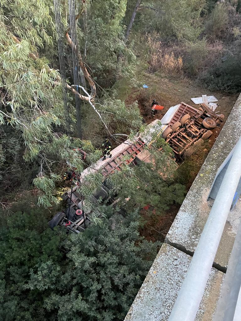 Tir precipita da un viadotto a Matera: morto il conducente 49enne calabrese