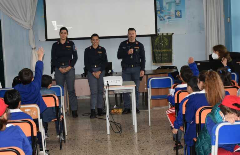 Educare alla legalità: la Polizia di Stato incontra i piccoli studenti della Scuola Primaria “Alfieri” di Crotone