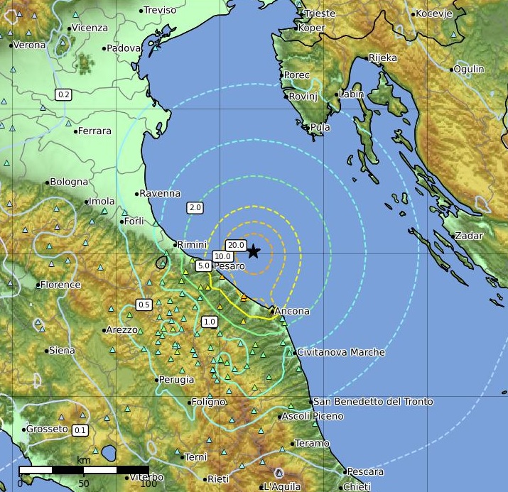 Terremoto: due forti scosse nelle stamane nelle Marche, la più forte di 5.5, in corso sciame sismico, treni fermi sulla Adriatica, scuole chiuse