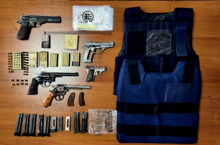 Armi: arsenale trovato nel cosentino, 5 pistole e munizioni