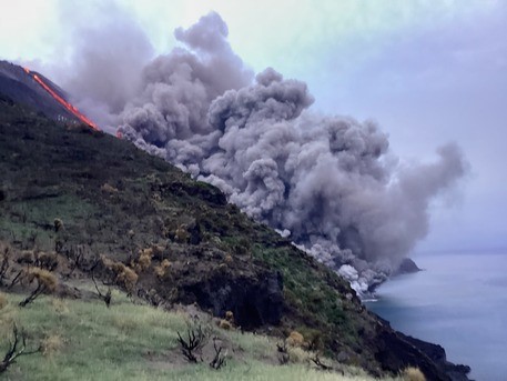 Stromboli: prosegue eruzione, la lava raggiunge il mare