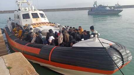 Migranti: due sbarchi in poche ore al porto di Crotone