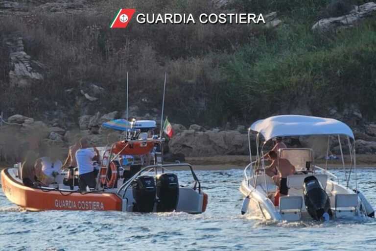 Guardia costiera soccorre quattro diportisti, evitato schianto della barca su scogliera.
