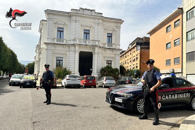 Armi e droga trovati e sequestrati in centro storico a Cosenza
