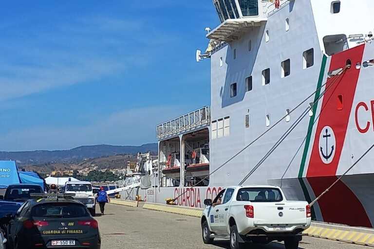 Nave “Diciotti” a Reggio Calabria, a bordo 698 migranti