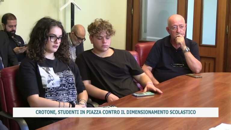 CROTONE, STUDENTI IN PIAZZA CONTRO IL DIMENSIONAMENTO SCOLASTICO