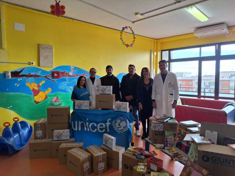 l’Unicef in collaborazione con Clementoni dona giocattoli e libri ai piccoli pazienti del reparto di Pediatria del “Pugliese-Ciaccio”
