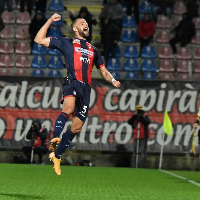 Il Crotone vince la prima del nuovo anno. Tre gol al Catania di Lucarelli