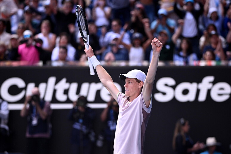 Australian Open: Djokovic ko, Sinner vola in finale