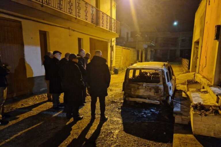 Varapodio: intimidazione a Don Giovanni Rigoli, dopo l’aggressione incendiata la sua auto