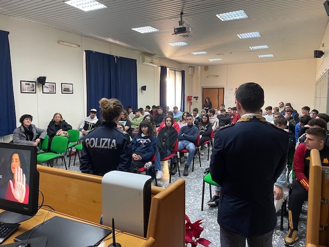 Progetto “PretenDiamo Legalità”, La Polizia fa visita agli studenti dell’Istituto Tecnico Industriale “G. Donegani” di Crotone