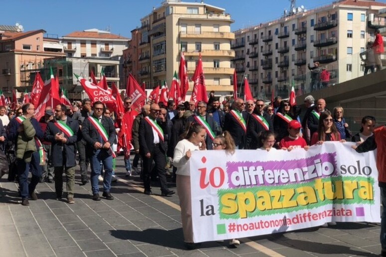 Un migliaio in piazza a Cosenza per dire no all’autonomia
