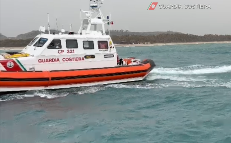 Avaria al motore per imbarcazione al largo di Cirò Marina, due diportisti salvati dall’intervento della Guardia Costiera