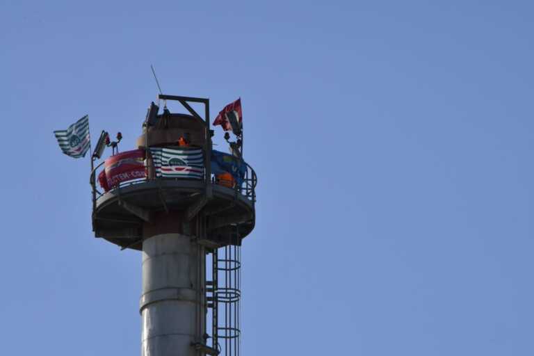 Protesta lavoratori in Calabria, salgono su torre di 52 metri Iniziativa nella centrale a biomasse di Cutro, ferma da novembre