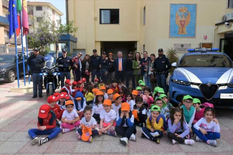 Crotone, la Questura accoglie gli alunni della scuola Don Milani